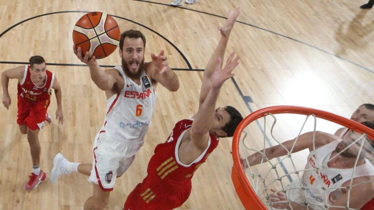 Sergio Rodríguez entra a canasta ante Antonov.