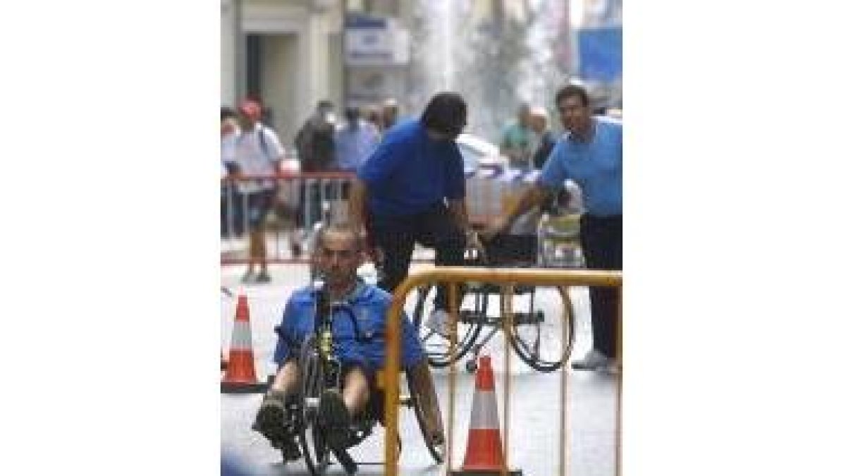 El eslalom es una prueba difícil si se pedalea con las manos
