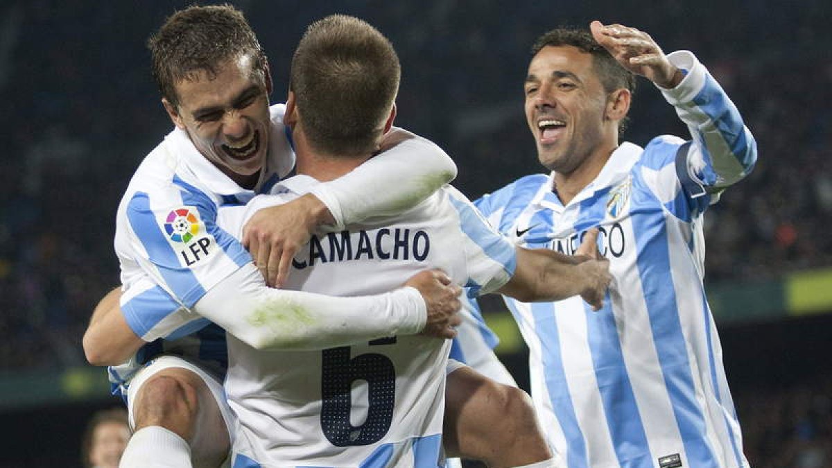 Camacho celebra el segundo gol del equipo malacitano con sus compañeros, el portugués Eliseu y el brasileño Weligton.