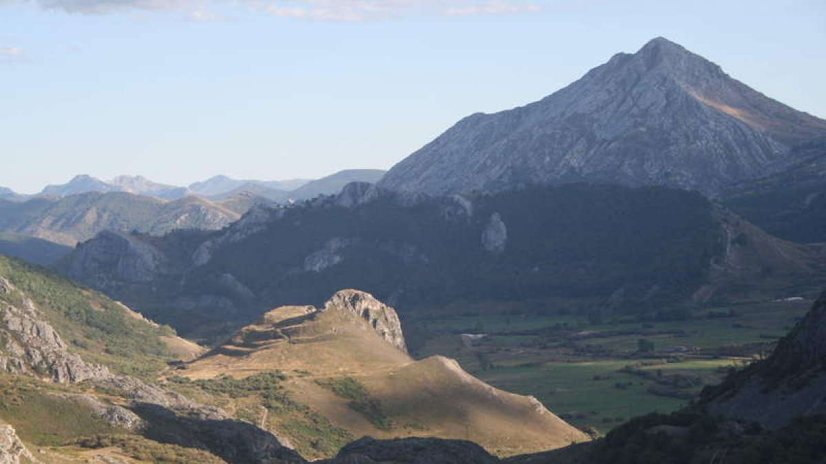Vista desde el Fortín Alboleya: en el centro se aprecian las trincheras de Castiltejón. Al fondo, Peña Susarón.