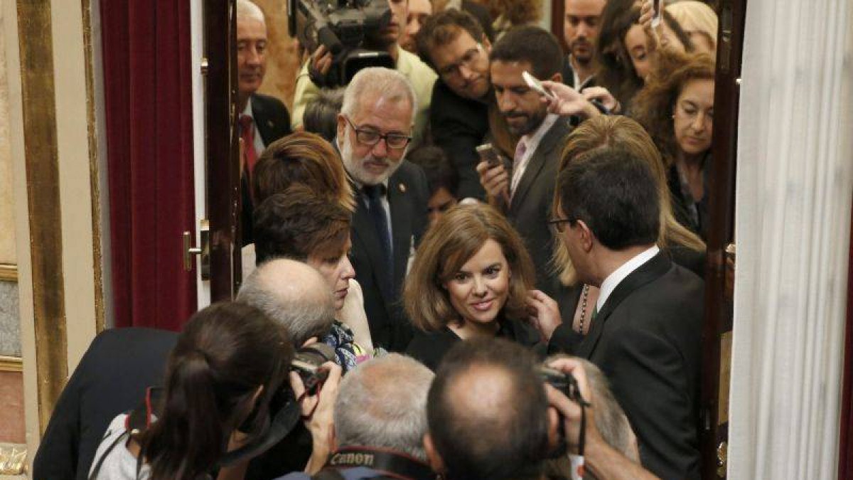 La vicepresidenta del Gobierno, Soraya Sáenz de Santamaría (c), a su llegada a la sesión de control al Ejecutivo.