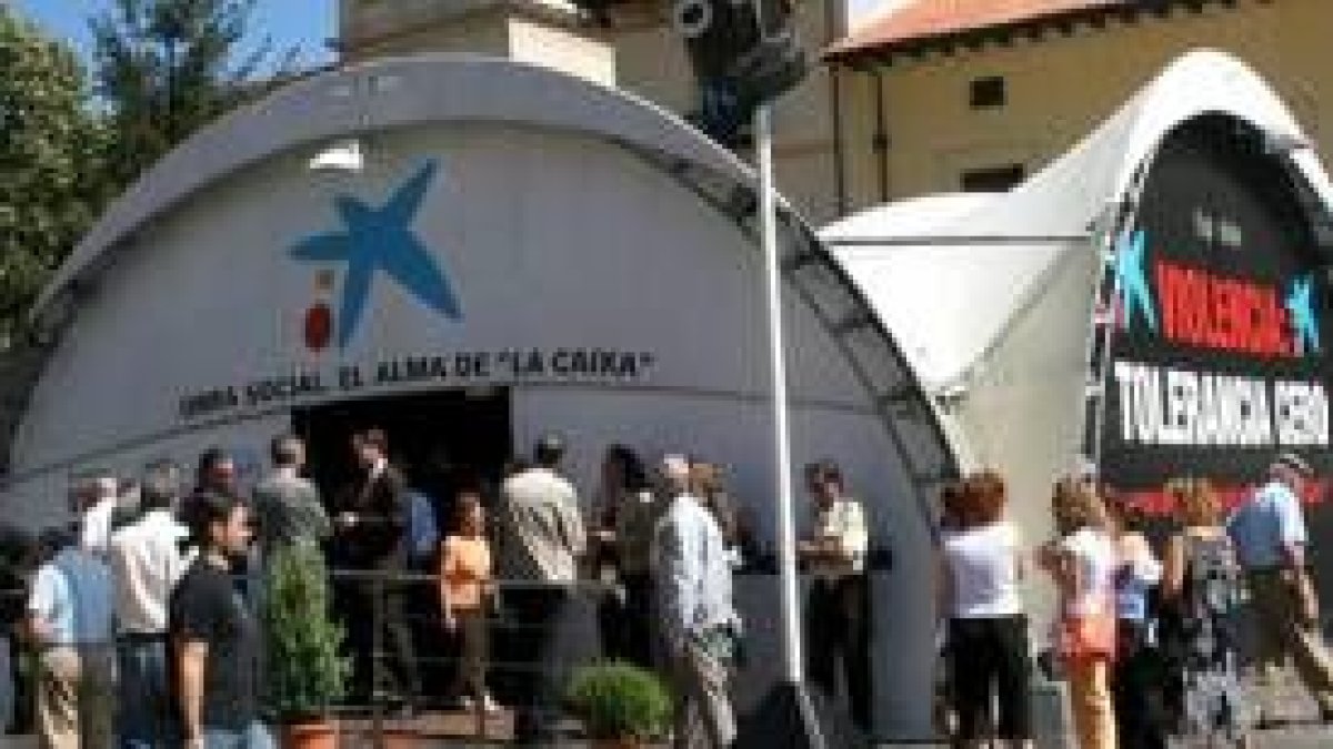 La carpa de la obra social de La Caixa se situó en San Marcelo