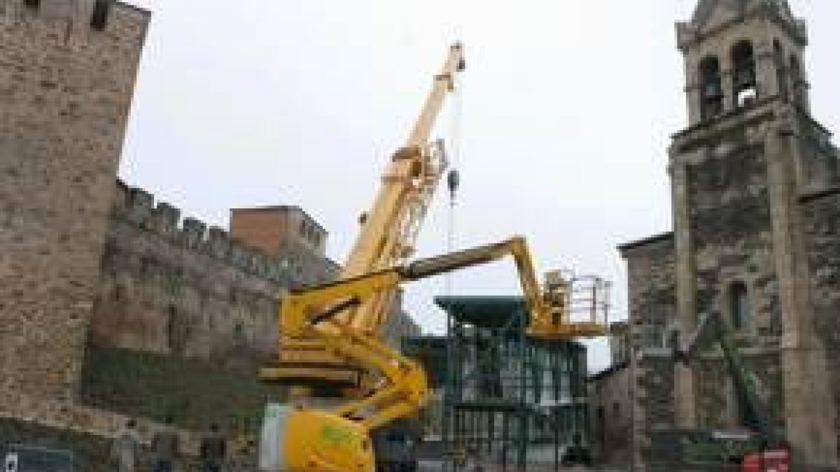 Las grúas retiraban ayer elementos de la pasarela entre el castillo y la iglesia de San Andrés