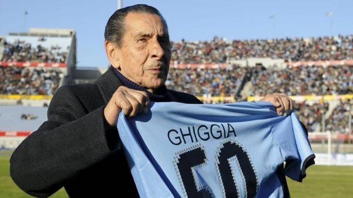 Alcides Edgardo Ghiggia muestra una camiseta de Uruguay con el dorsal 50 en homenaje poor su gol en el Mundial de aquel año, el del 'Maracanazo', en el estadio Centenario de Montevideo.