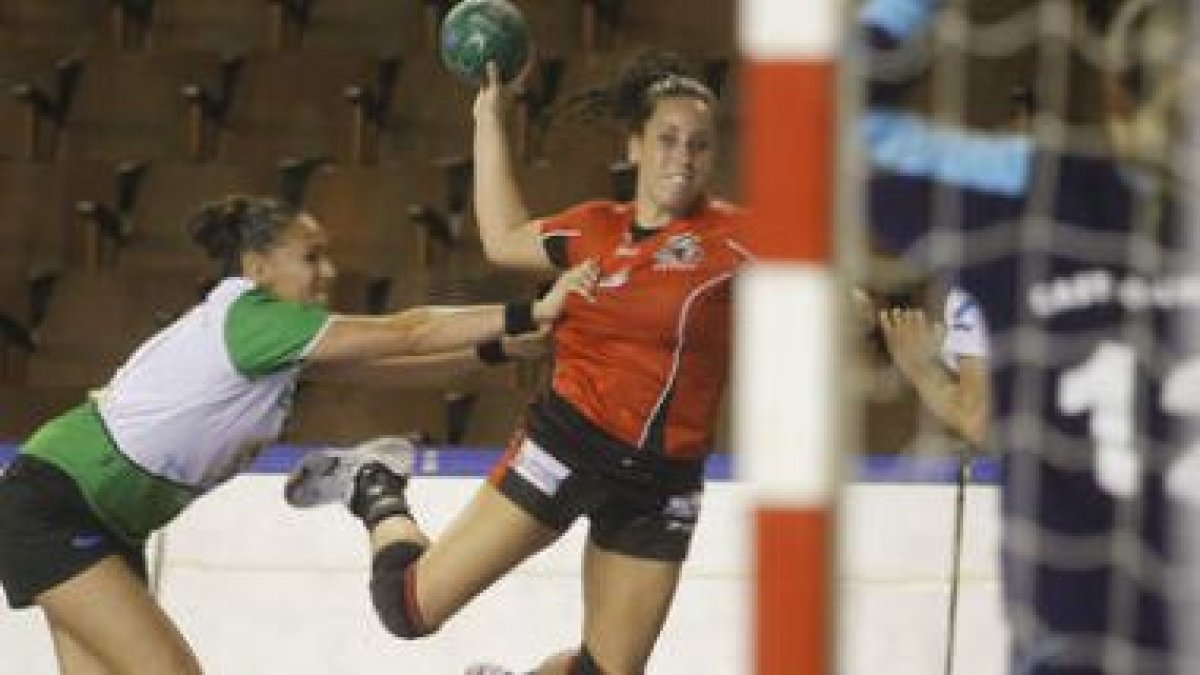 Los ocho goles de Nuria Benzal no fueron suficientes.