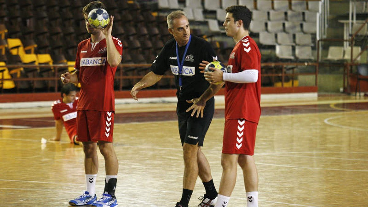 El técnico Rafa Guijosa en un entrenamiento con los canteranos Rodrigo y Jaime. FERNANDO OTERO