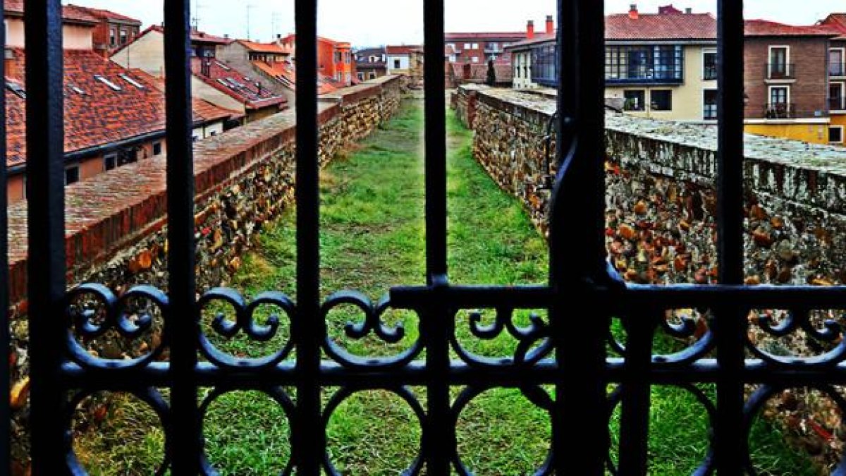 El tramo de la muralla romana que será paseable y que arranca de la Casona del Arco de la Cárcel, donde está el Centro de Interpretación del León Romano