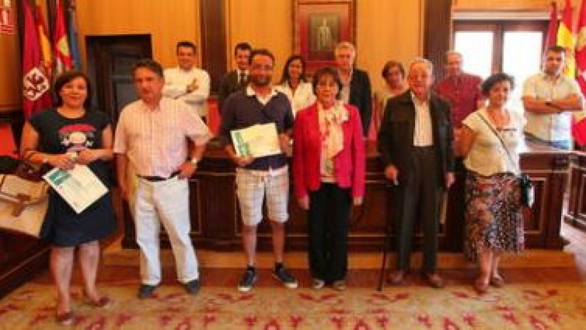 Foto de familia de los ganadores del concurso de balcones del Ayuntamiento.