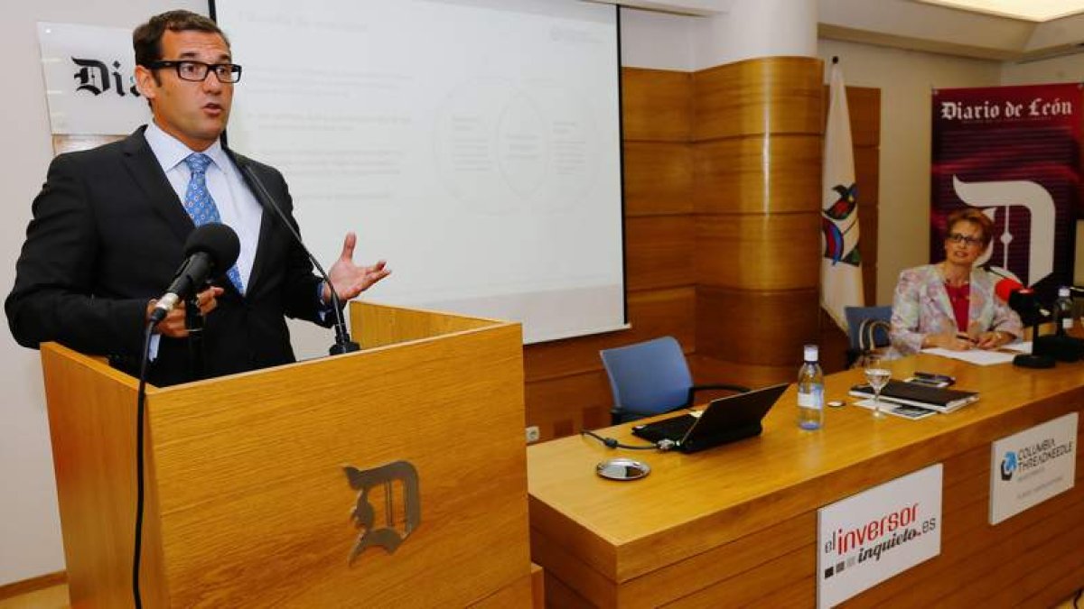 Rubén García Páez y María Jesús Soto, al fondo, explicaron las previsiones de Columbia Threardneedle Investments.