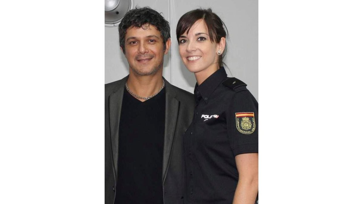 Una agente posa con Sanz. Dani, Bisbal o El Sueño de Morfeo, partícipes de la campaña.