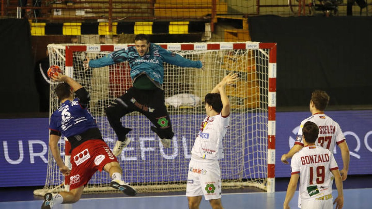 Khalifa durante un partido con el Ademar. DL