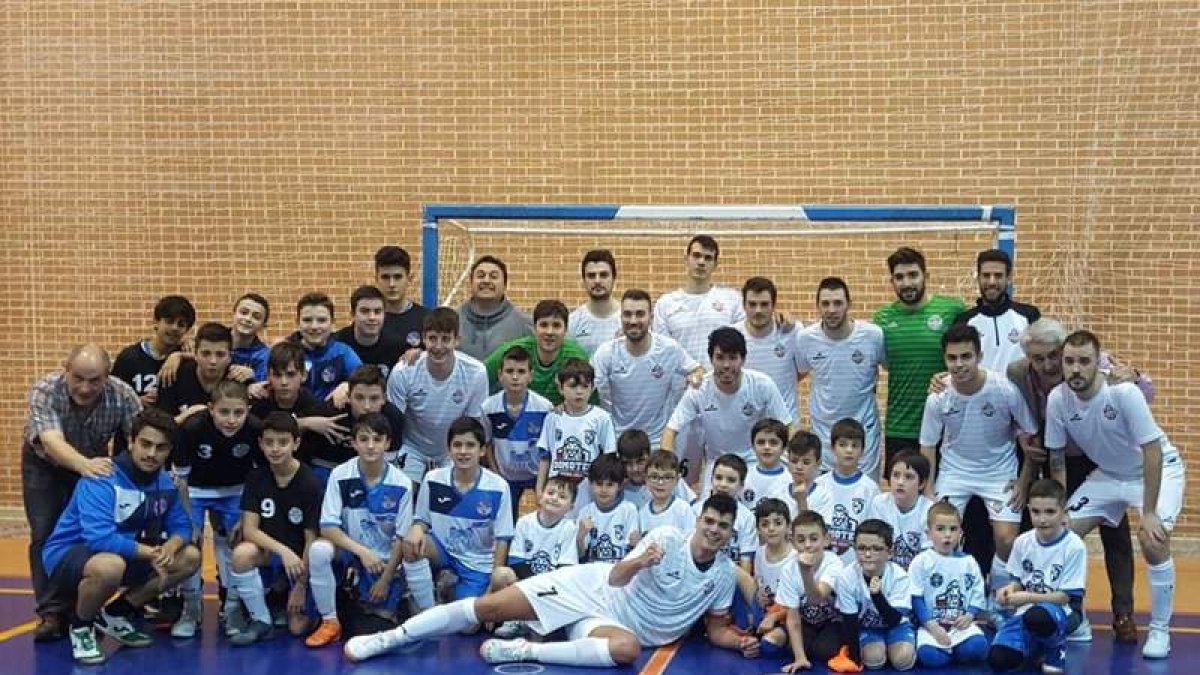 Los integrantes de la primera plantilla del Domotec FS arroparon a los jugadores de la base.
