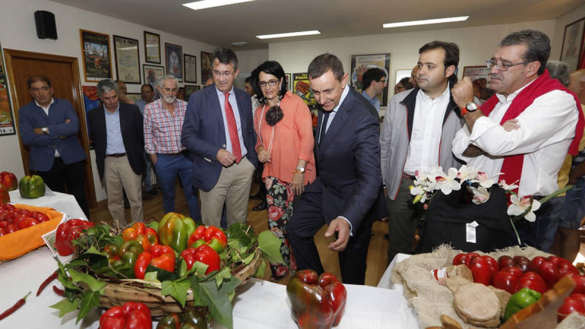 Tras el pregón, la comitiva política asistió a una muestra con los mejores ejemplares de la huerta. MARCIANO