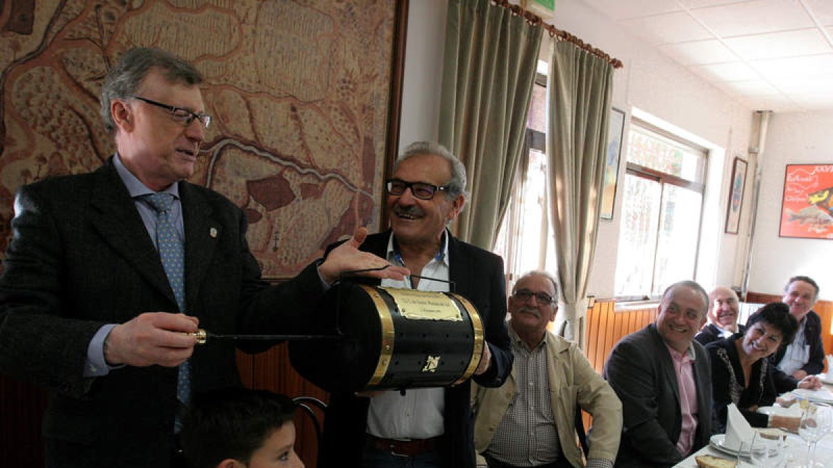 Prada recibe el tambor de castañero de honor de manos del presidente del CIT de Santa Marina
