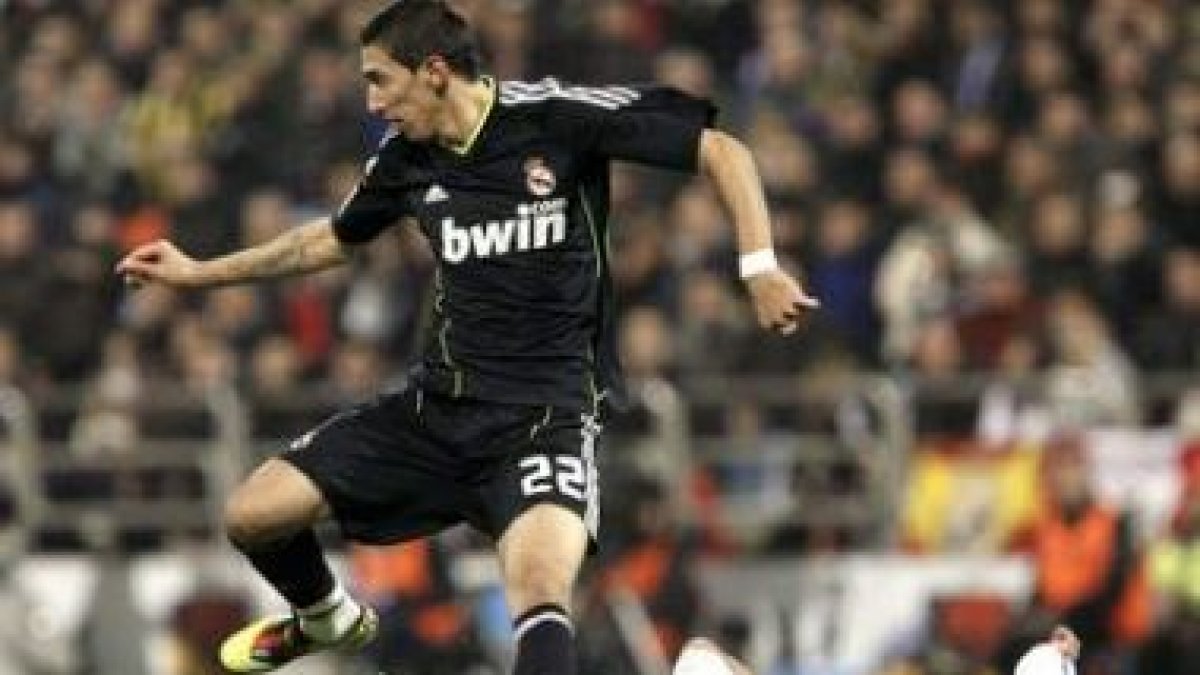 Di María intenta controlar el balón tras la entrada del centrocampista Ander Herrera.