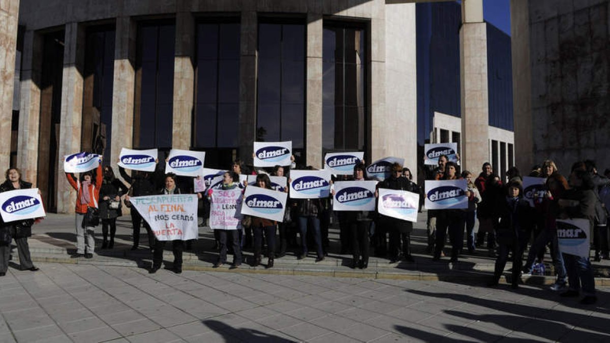 Un grupo de trabajadores de Elmar, ayer, protestando frente a la Junta mientras se celebraba la reunión con Pescapuerta.