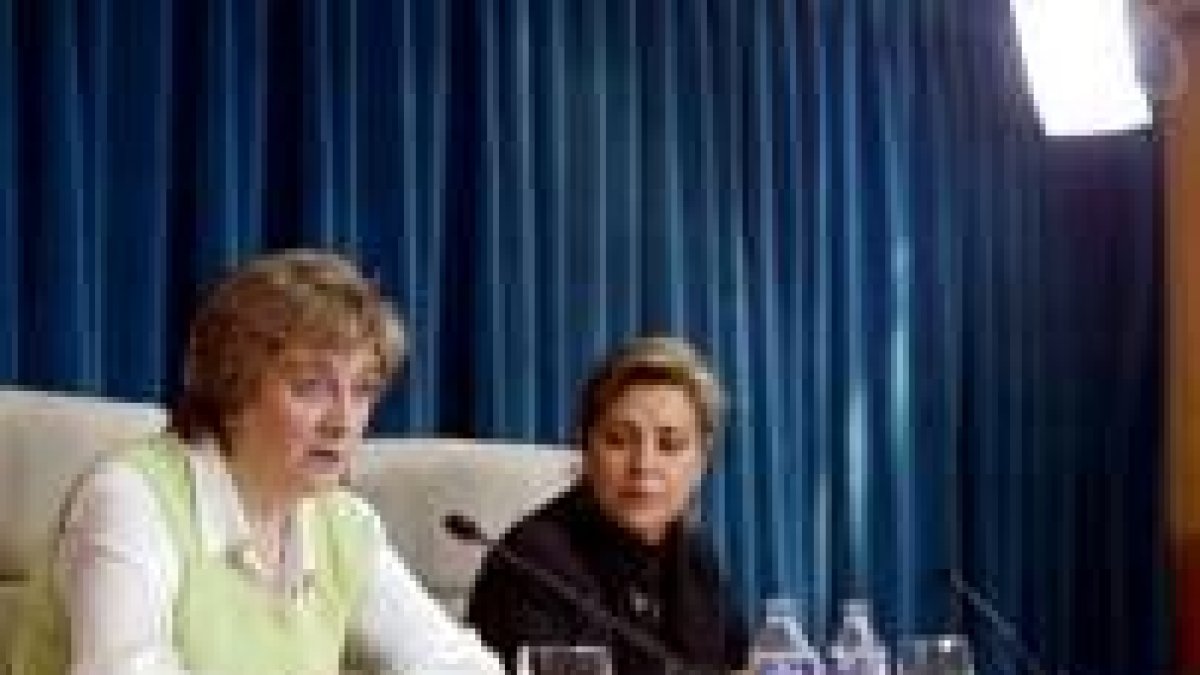 La vicepresidenta de la Junta, María Jesús Ruiz, y la consejera de Familia, Rosa Valdeón