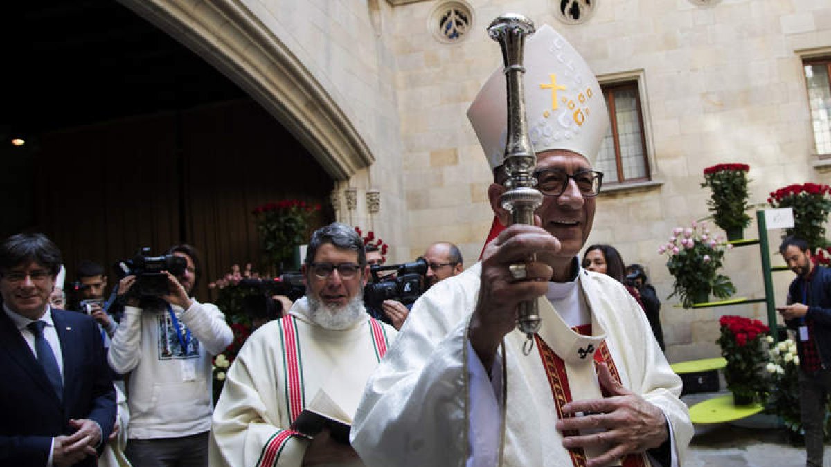 Puigdemont y el arzobispo de Barcelona, Joan Josep Omella, durante la bendición de ayer. M. PÉREZ