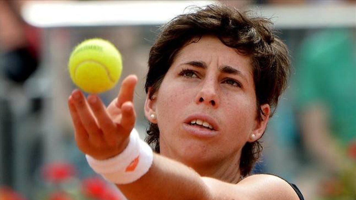 Carla Suárez se dispone a servir ante Petra Kvitova en el Foro Itálico.
