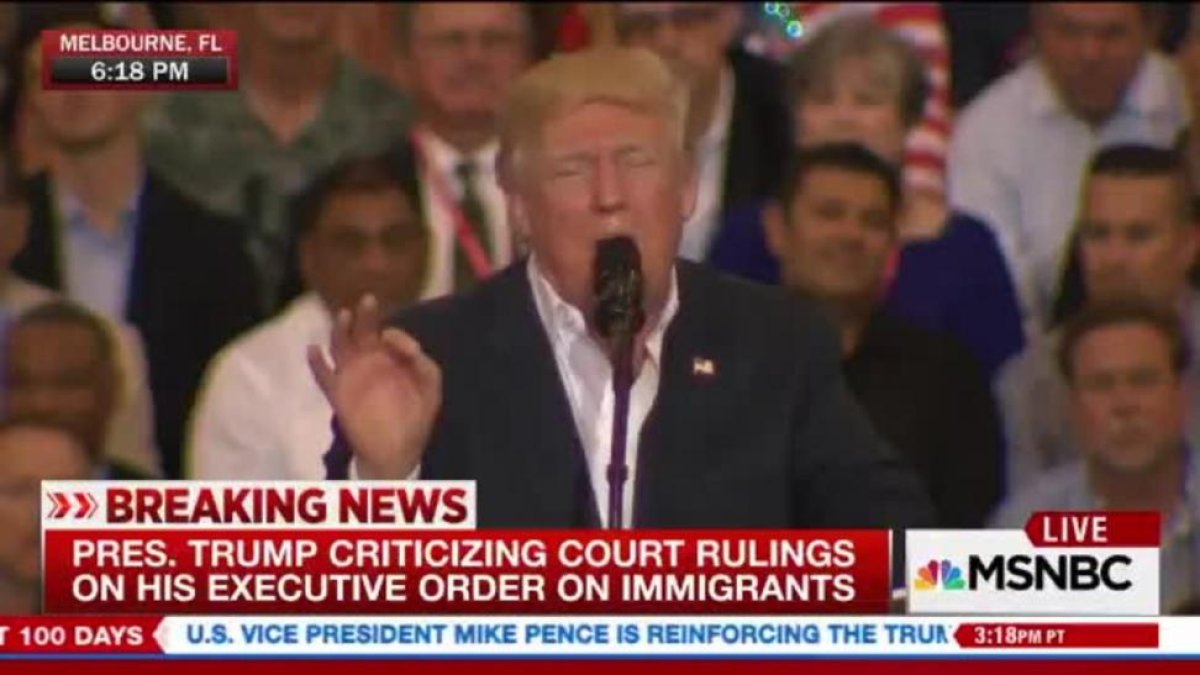 Momento en que Trump se inventa un atentado terrorista que según él ocurrió el viernes en Suecia.