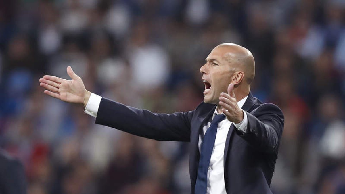 El técnico del Madrid, Zinedine Zidane, busca respuestas para resolver la crisis de su equipo. JAVIER LIZÓN