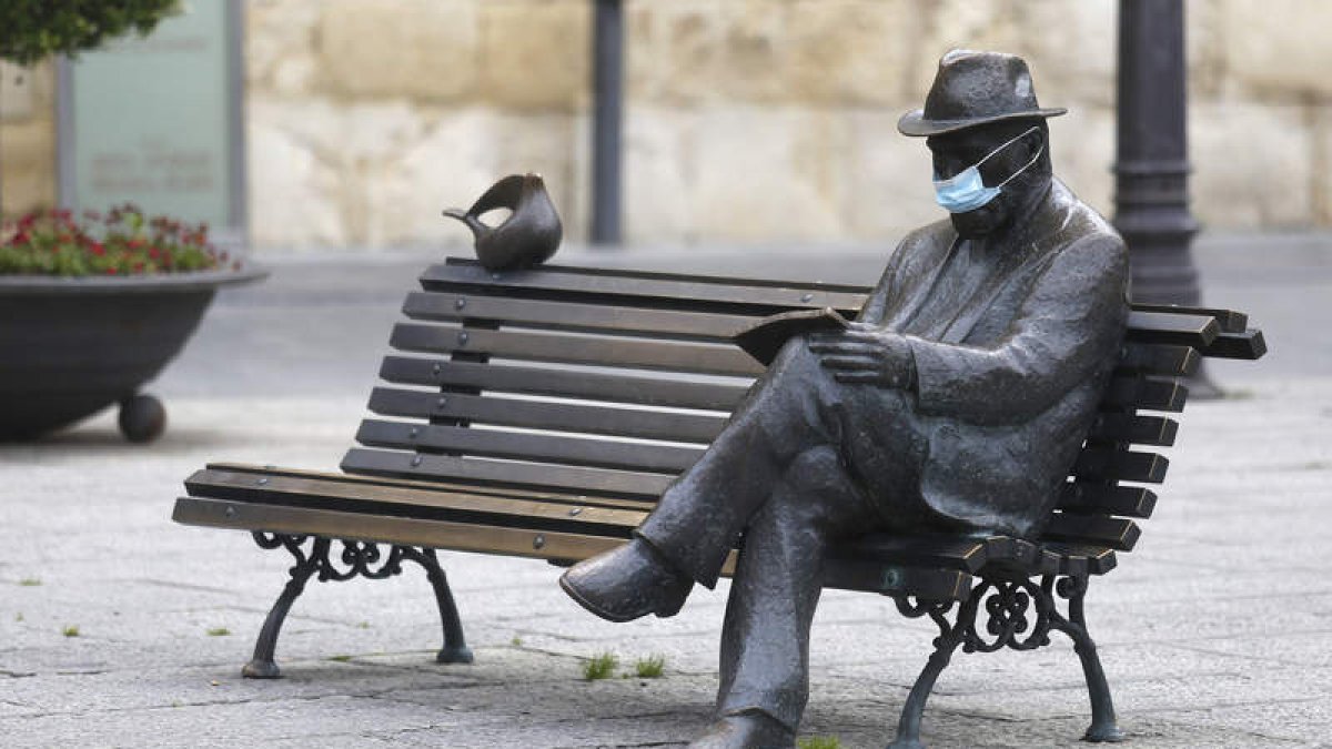 La escultura de Gaudí en la plaza de Botines, con mascarilla en los primeros días de mayo. FERNANDO OTERO