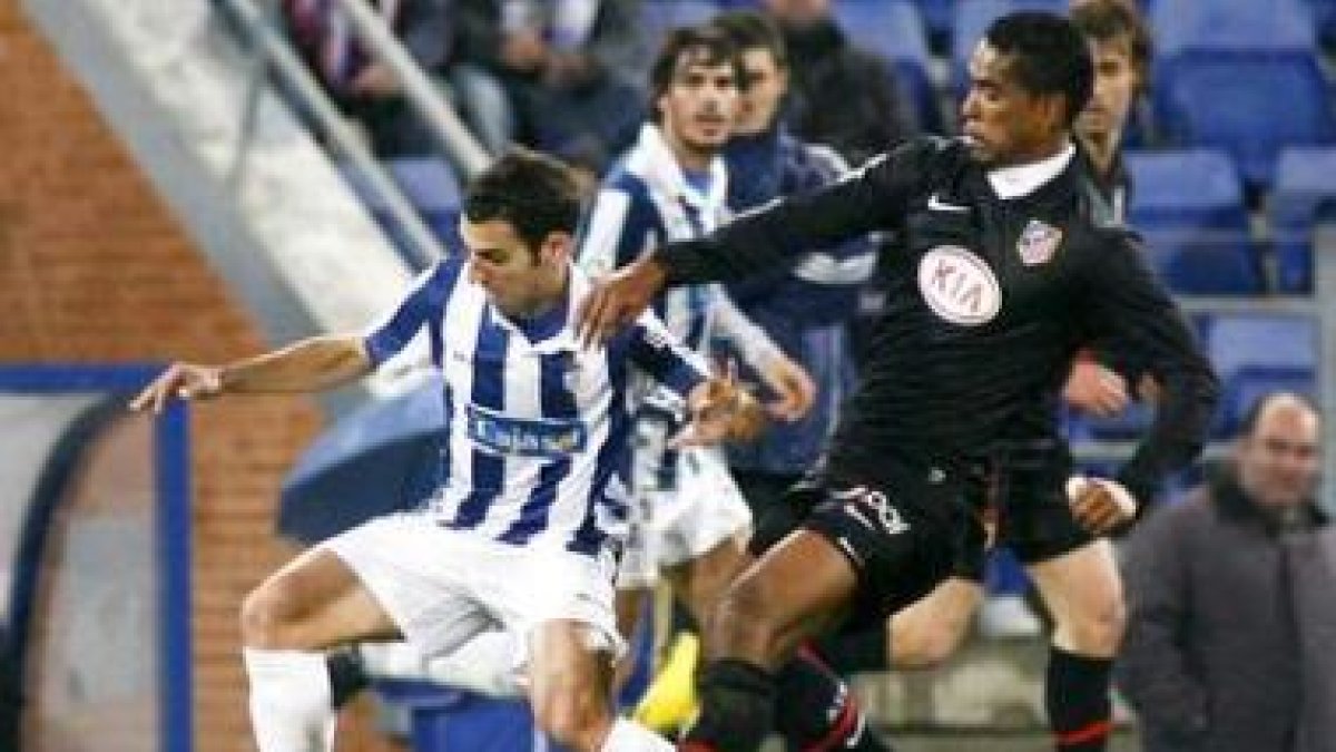 El jugador del Atlético de Madrid, Cleber Santana, pelea por el control del balón.