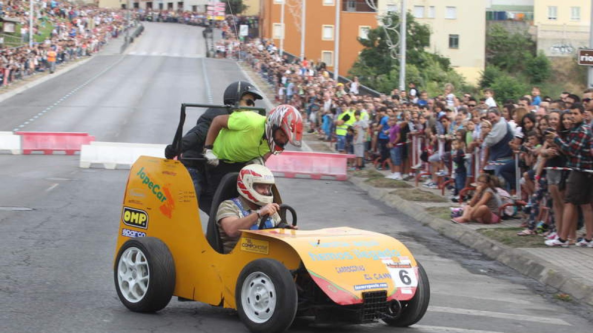 El público disfrutó viendo el descenso de los peculiares vehículos sin motor.