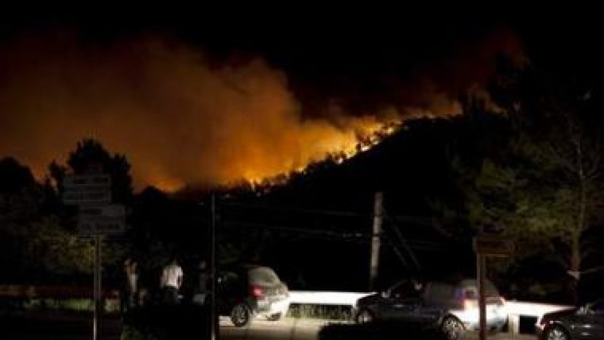 Imagen del cruce de Portimax desde donde los vecinos observan el incendio.