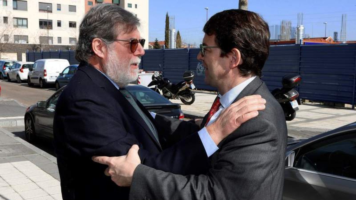 El presidente del PP de Castilla y León, Alfonso Fernández Mañueco, a su llegada a la reunión con Santiago Aparicio. R. GARCÍA