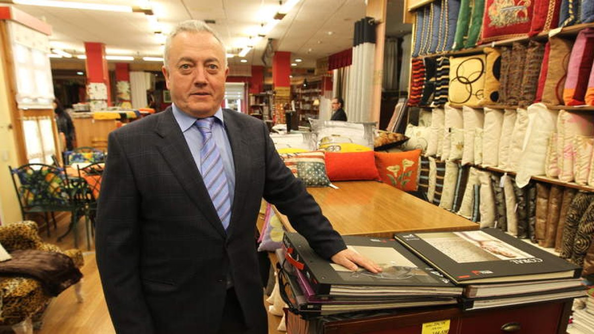 Felipe García, en uno de sus comercios en Ponferrada.