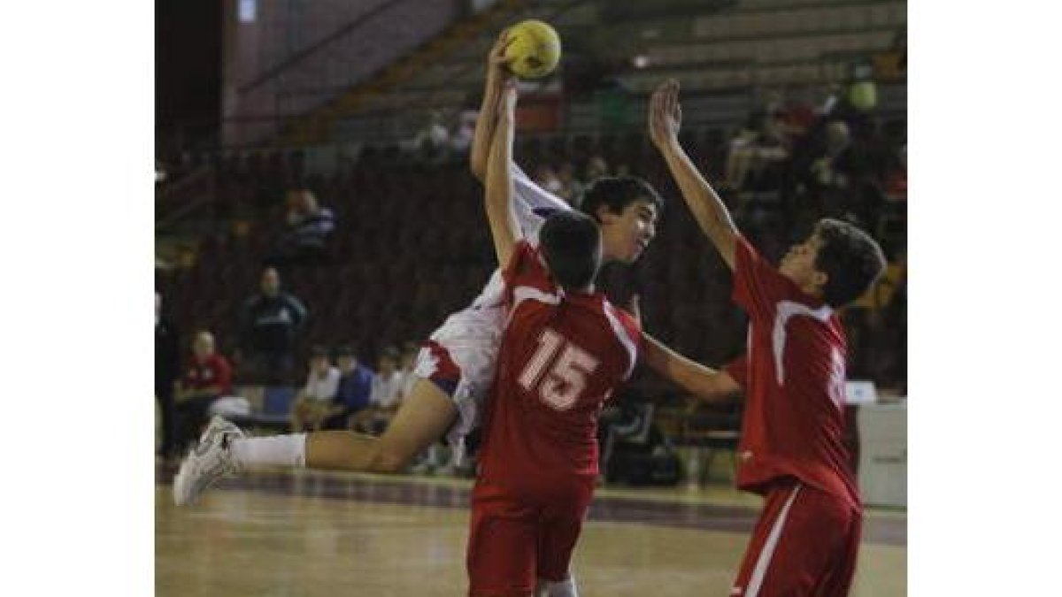 Un jugador del Maristas Ademar realiza un lanzamiento.