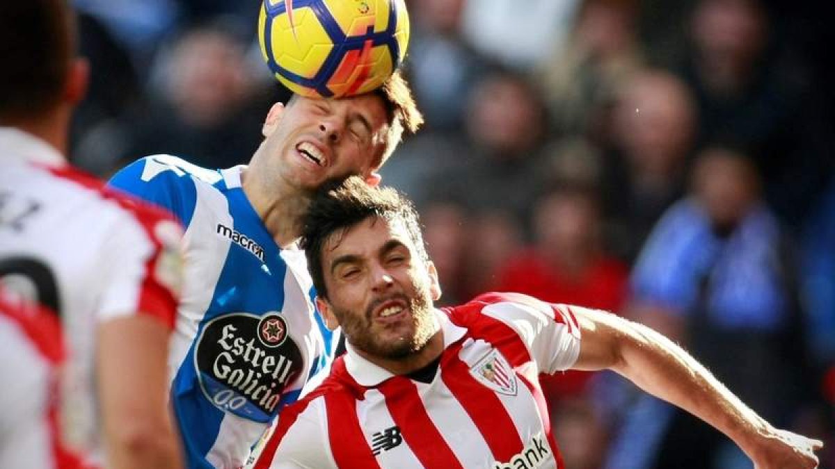 El defensa suizo del Deportivo, Fabian Schär, disputa el balón con Eneko Bóveda. CABALAR