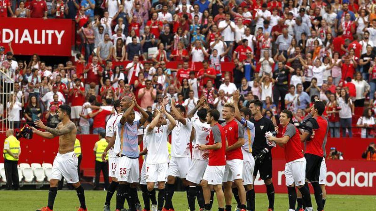 Los jugadores del Sevilla celebran su victoria por 2-1 ante el FC Barcelona, al finalizar el partido correspondiente a la séptima jornada de Liga disputado en el estadio Sánchez Pizjuan.