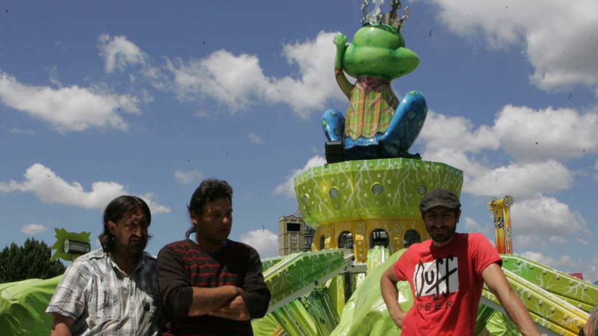 Operarios de Megarrana, ayer por la mañana en la feria de León