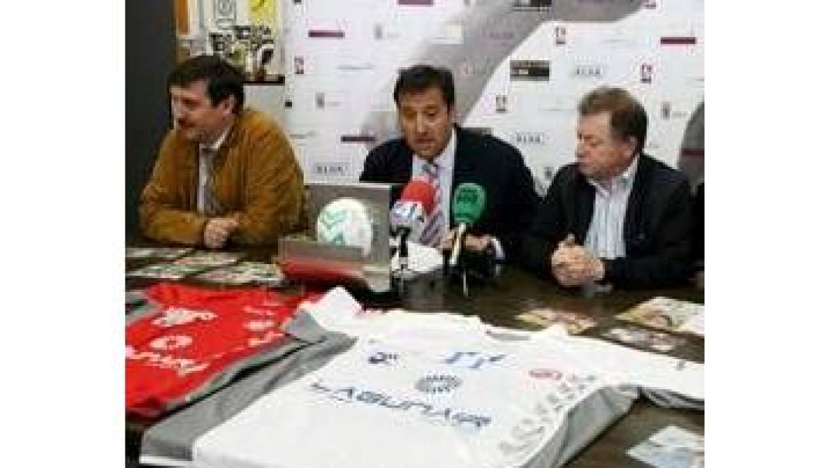 Juan Arias, Carlos Pollán y Jesús Fernández, durante la presentación