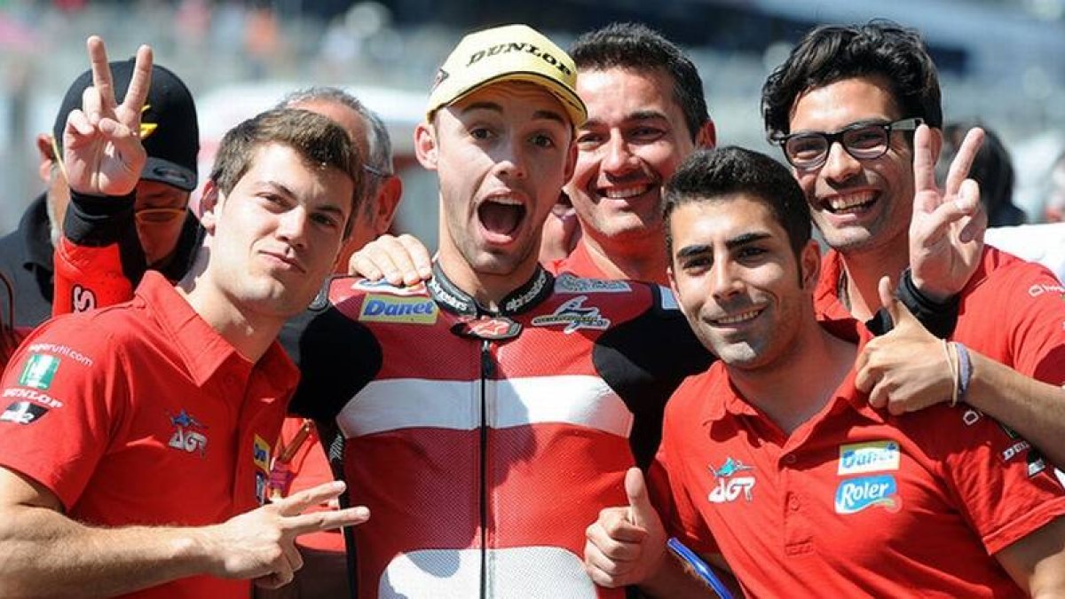 Jonas Folger, rodeado de su equipo tras conseguir la 'pole' de Moto2 del GP de Francia, en Le Mans.