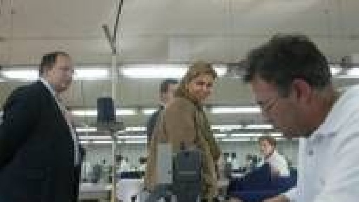 Rosa Valdeón conversó y cambió impresiones con numerosos trabajadores de la empresa
