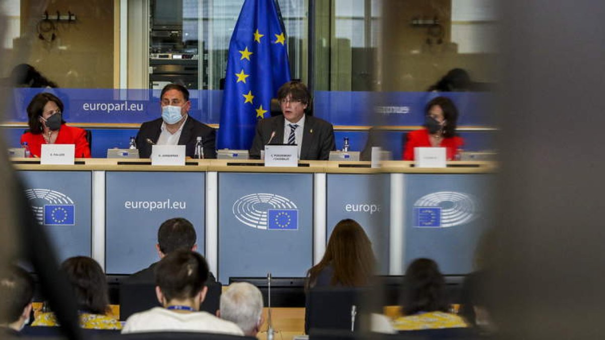 Imagen de la rueda de prensa en Bruselas de Puigdemont y Junqueras. OLIVER HOSLET