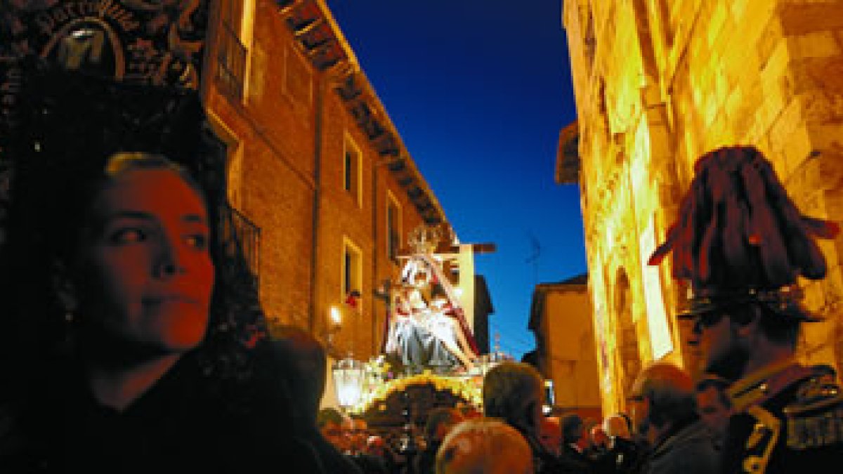 La Dolorosa concita el fervor de los leoneses para el estreno de la Semana Santa y por supuesto el d