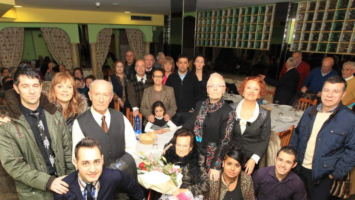 Lucrecia Álvarez, ayer con su familia en El Ancla.