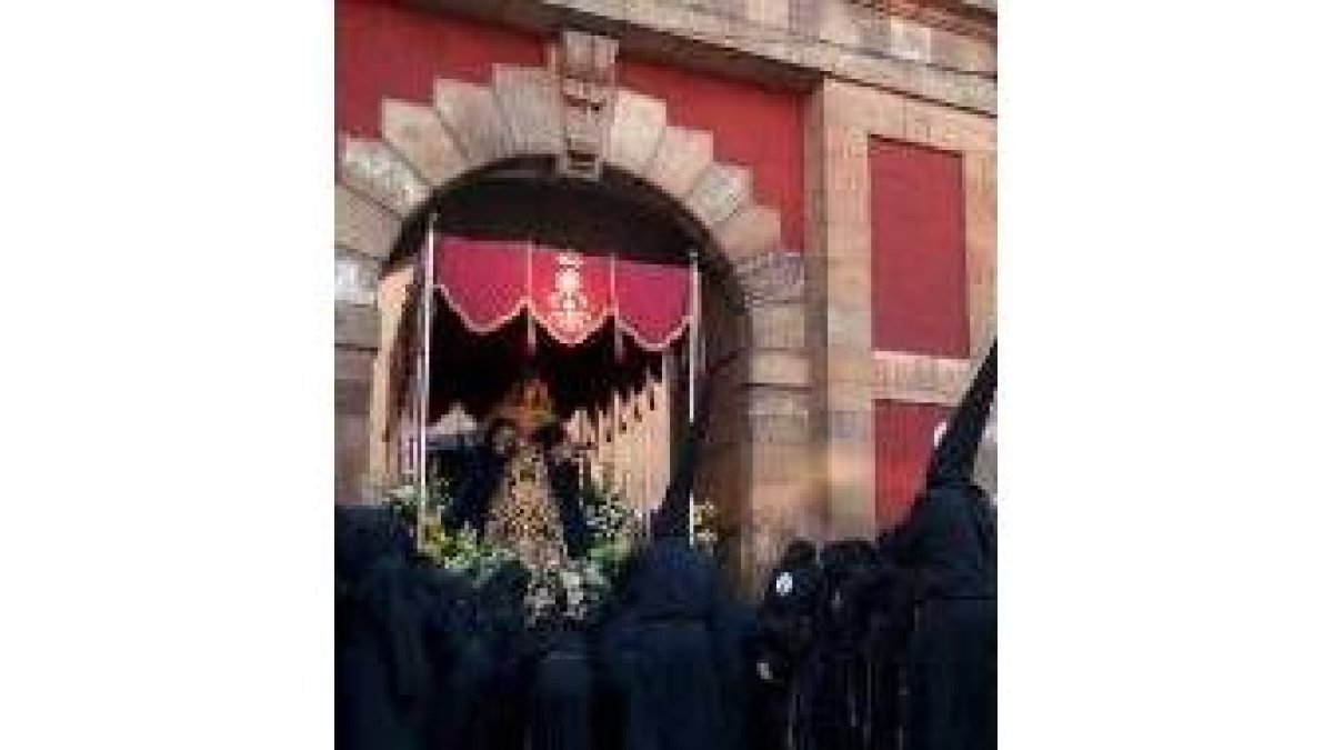 Las braceras de Jesús Sacramentado sacan la Virgen de San Isidoro
