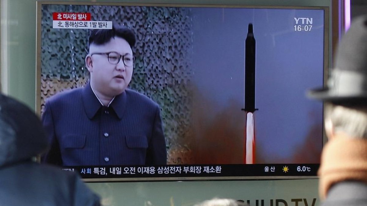 EFE / KIM HEE-CHUL Ciudadanos surcoreanos miran un informativo sobre el lanzamiento del misil, este domingo en Seúl.