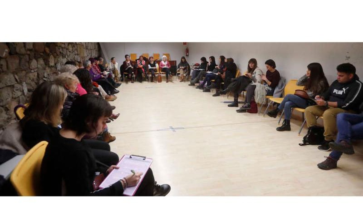 La asamblea de mujeres se celebró en las instalaciones de Espacio Vías.