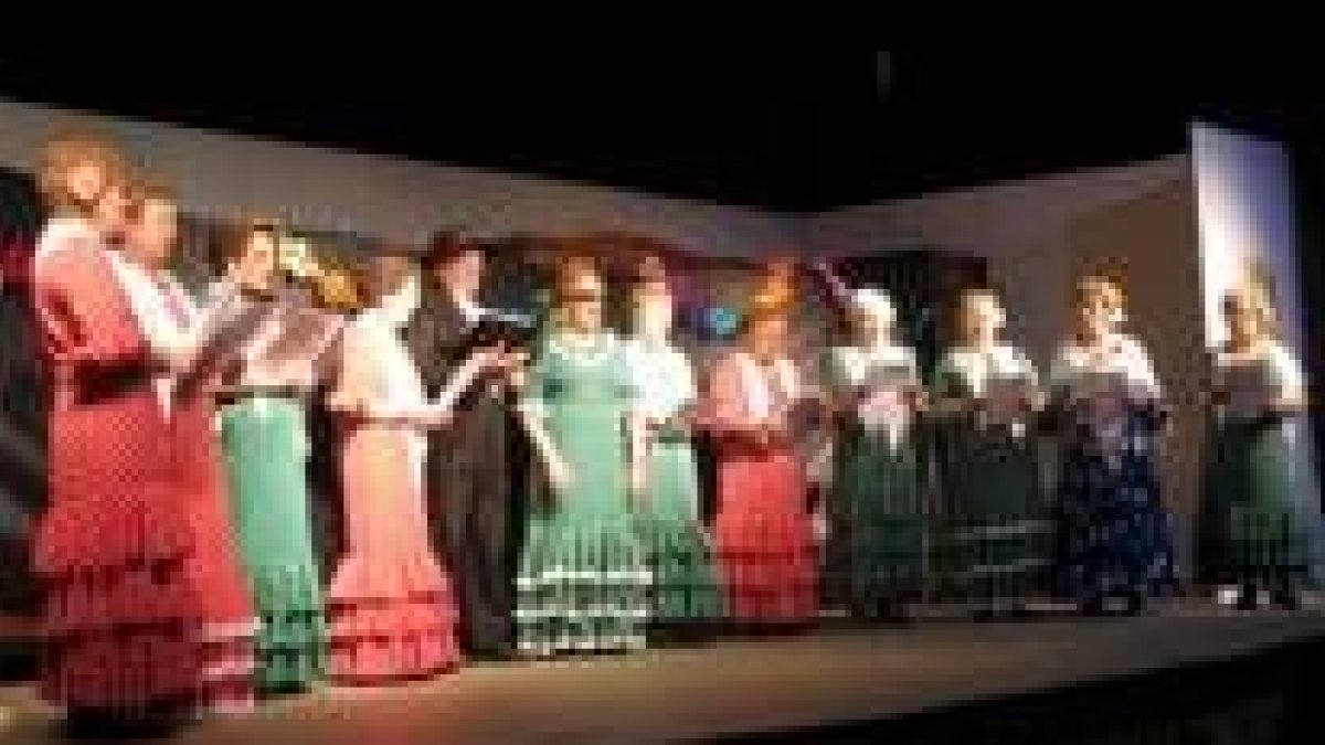 Un momento de la actuación del coro de la asociación