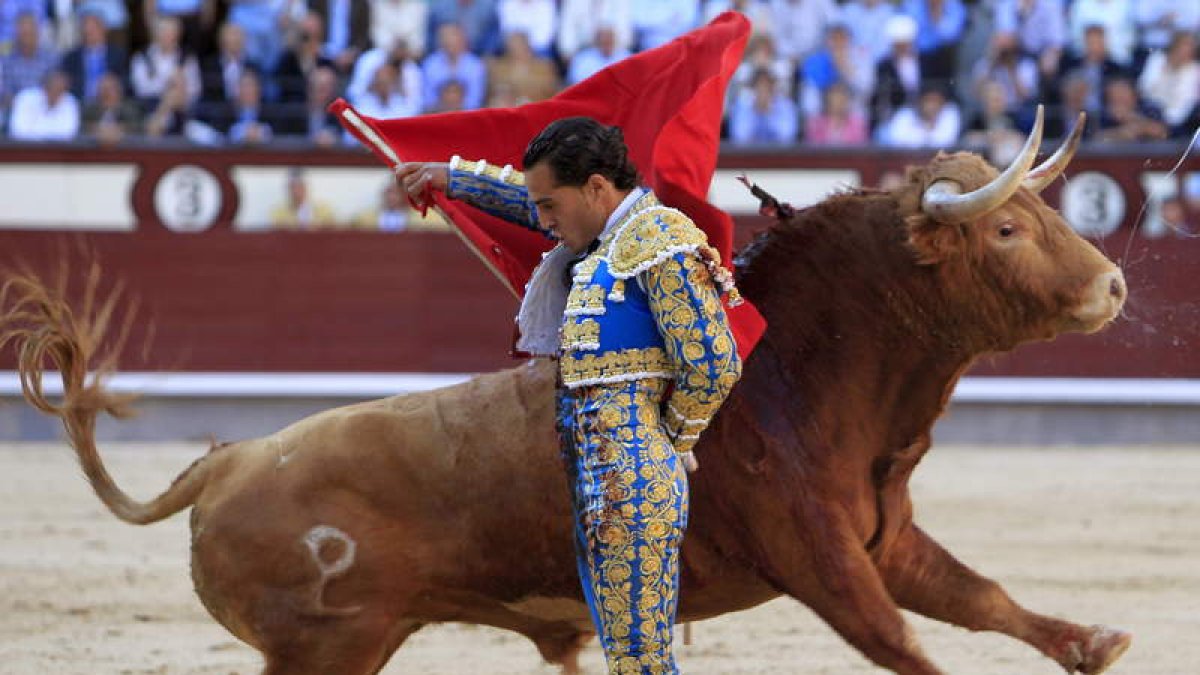 Fandiño, durante la faena de muleta a su primer toro.