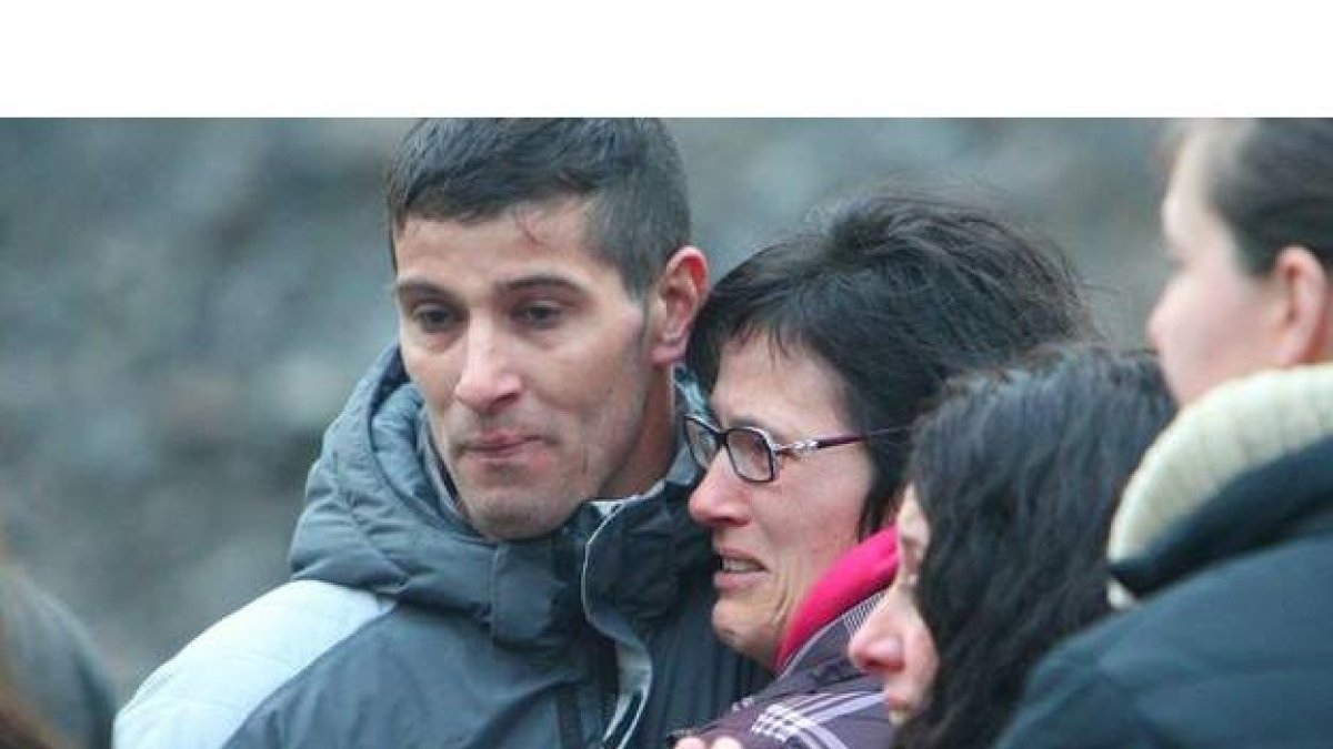 Familiares del minero fallecido aguardan con otras 50 personas en la bocamina