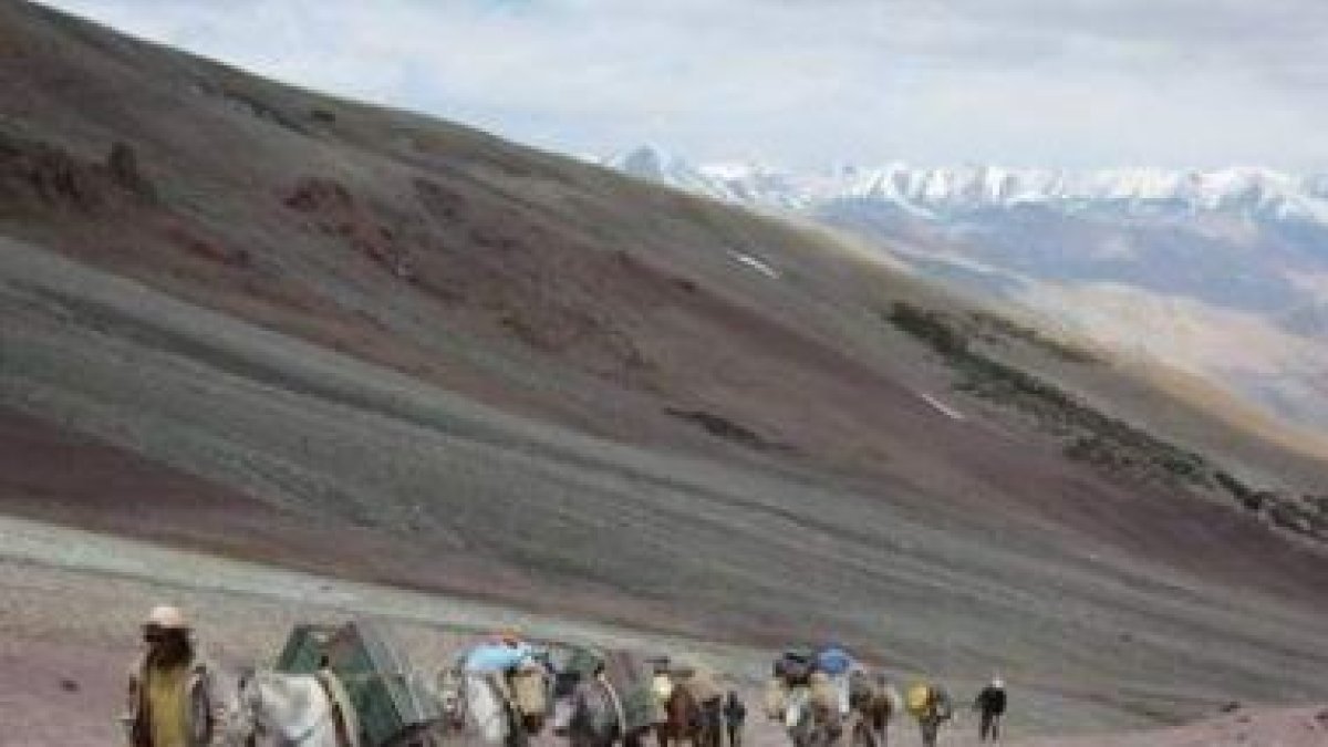 La caravana avanza por collados en el Chang Tang.