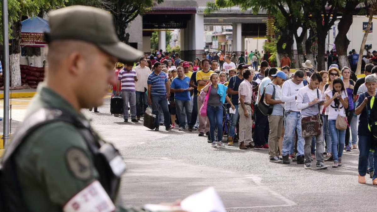 Los venezolanos hacen fila para salir por el puente internacional Simón Bolívar. M. DUEÑAS CASTAÑEDA