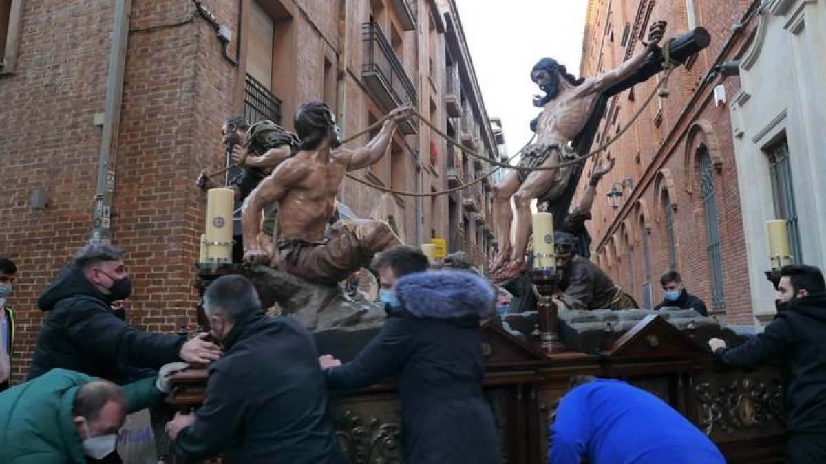 Grupo de montaje del Dulce Nombre de Jesús Nazareno traslada uno de los pasos. J.F. ZARDÓN